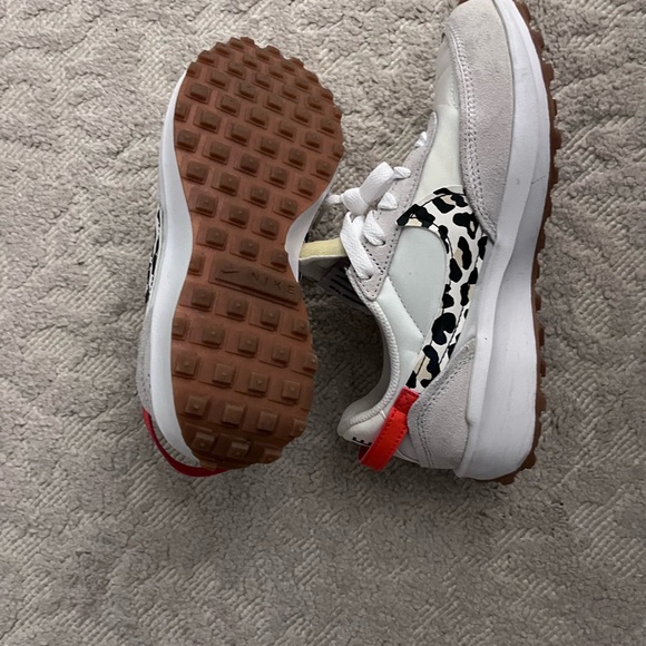 Nike. Size 5. Great condition. Lightly worn. - Picture 3 of 5